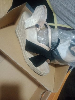 Sandalias cuña beige y negras