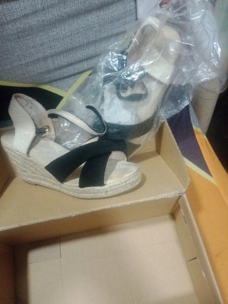 Sandalias cuña beige y negras
