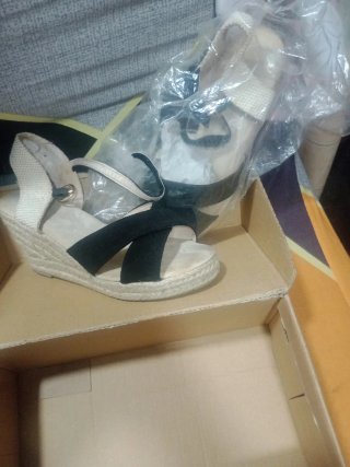Sandalias cuña beige y negras