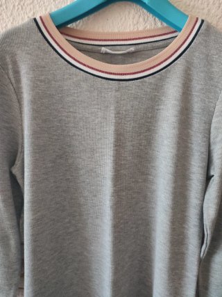 Camiseta gris Stradivarius cuello rayas