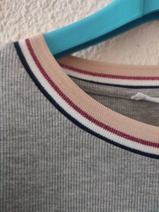 Camiseta gris Stradivarius cuello rayas