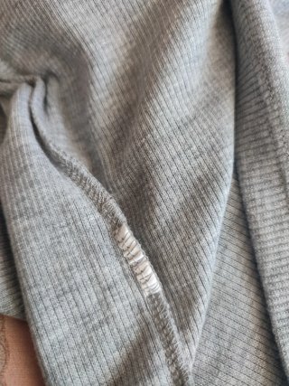 Camiseta gris Stradivarius cuello rayas