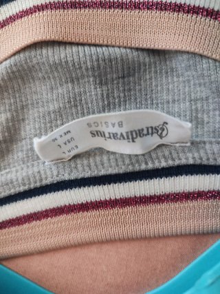 Camiseta gris Stradivarius cuello rayas