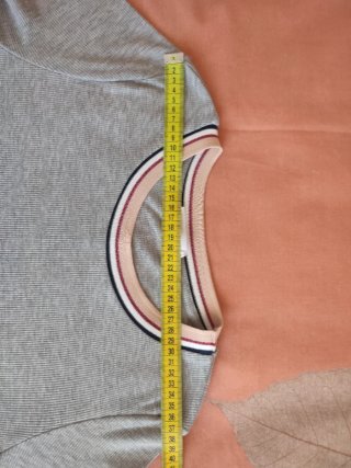Camiseta gris Stradivarius cuello rayas
