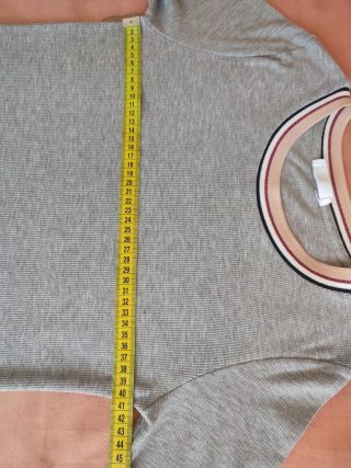 Camiseta gris Stradivarius cuello rayas