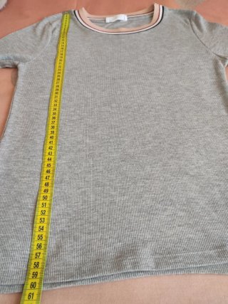 Camiseta gris Stradivarius cuello rayas