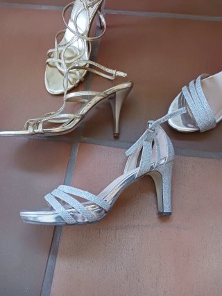 Sandalias de fiesta doradas y plateadas. Talla 37.