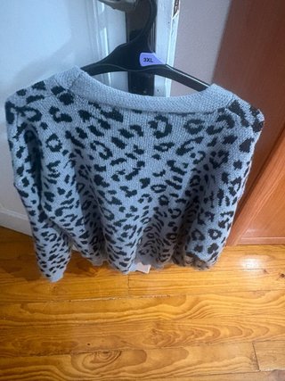 Jersey gris tejido capucha y Jersey animal print