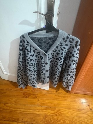 Jersey gris tejido capucha y Jersey animal print