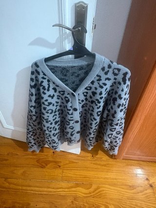 Jersey gris tejido capucha y Jersey animal print