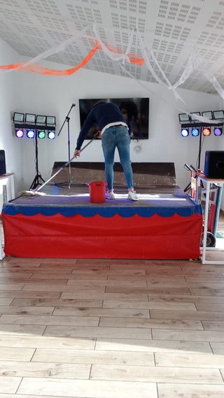 Escenario con escalera y estructura de hierro