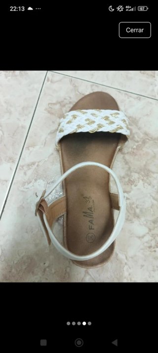 Sandalias de mujer blancas y doradas