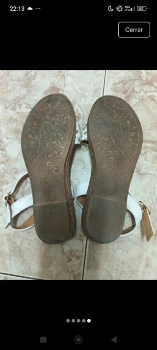 Sandalias de mujer blancas y doradas