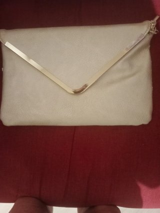Bolso de fiesta beige con detalles dorados
