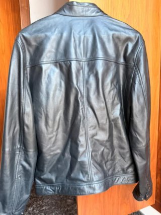Cazadora de piel negra