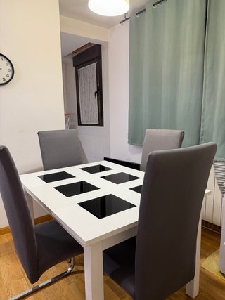 Mesa Salon Extensible + MESA A JUEGO + 4 SILLAS