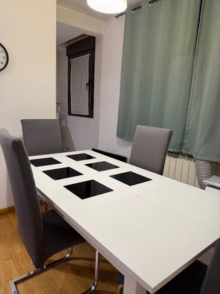 Mesa Salon Extensible + MESA A JUEGO + 4 SILLAS