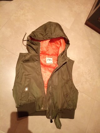Chaleco Zara con capucha y forro naranja