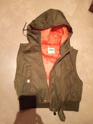 Chaleco Zara con capucha y forro naranja
