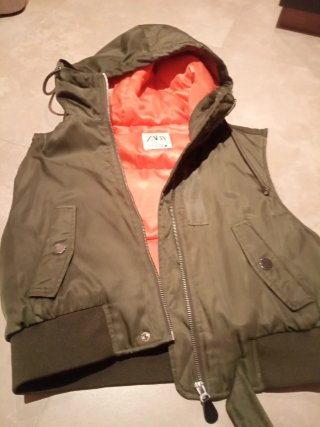 Chaleco Zara con capucha y forro naranja