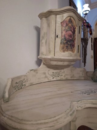 Tocador antiguo restaurado estilo provenzal