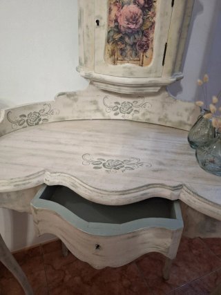 Tocador antiguo restaurado estilo provenzal