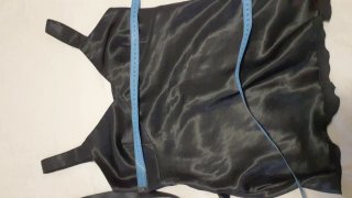 Camiseta negra satinada con tirantes