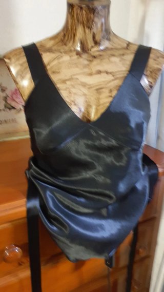 Camiseta negra satinada con tirantes