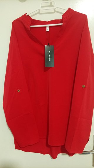 Blusa roja con mangas remangables