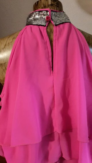 Camiseta rosa con cuello plateado