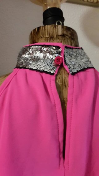 Camiseta rosa con cuello plateado