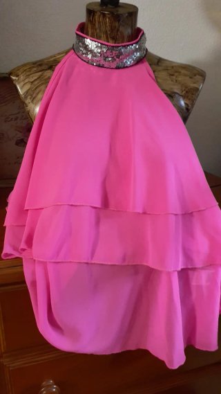 Camiseta rosa con cuello plateado