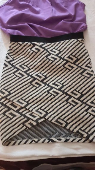 Conjunto morado y estampado geométrico