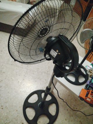 Ventilador de pie negro