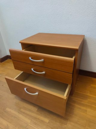 2 Camas Gemelas 90 x 190 cm. y mesita 2 cajones
