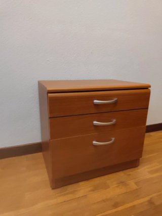 2 Camas Gemelas 90 x 190 cm. y mesita 2 cajones