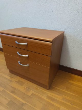 2 Camas Gemelas 90 x 190 cm. y mesita 2 cajones