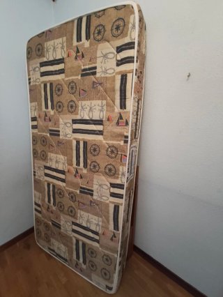 2 Camas Gemelas 90 x 190 cm. y mesita 2 cajones