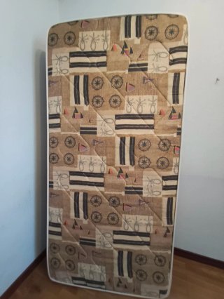 2 Camas Gemelas 90 x 190 cm. y mesita 2 cajones