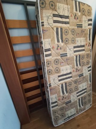 2 Camas Gemelas 90 x 190 cm. y mesita 2 cajones