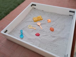 Arenero y tobogán infantil
