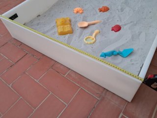 Arenero y tobogán infantil