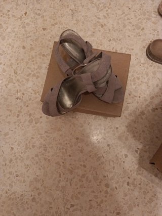 Sandalias taupe con plataforma de tacón