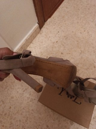Sandalias taupe con plataforma de tacón
