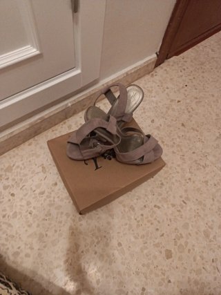 Sandalias taupe con plataforma de tacón