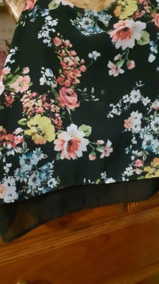 Camiseta floral negra y multicolor
