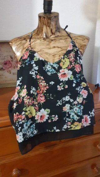 Camiseta floral negra y multicolor