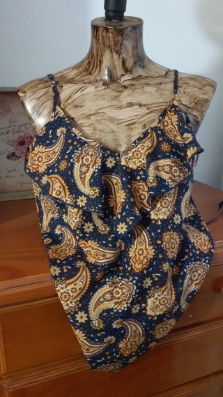 Camiseta floral negra y multicolor