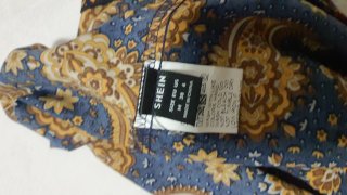 Camiseta floral negra y multicolor
