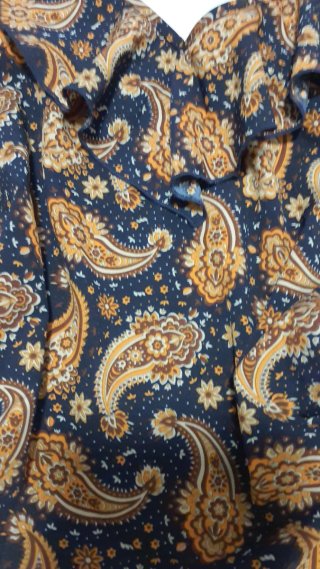 Camiseta floral negra y multicolor